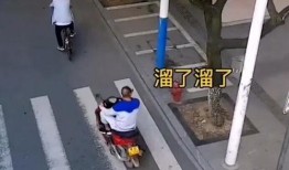抓捕现场路人吃瓜视频,路人围观抓捕，吃瓜视频引发热议