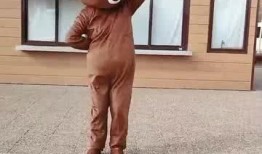 吃瓜小熊穿吊带,吃瓜小熊引领时尚潮流