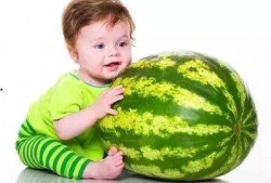 孩子吃瓜的反应,孩子吃瓜的欢乐瞬间