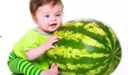 孩子吃瓜的反应,孩子吃瓜的欢乐瞬间