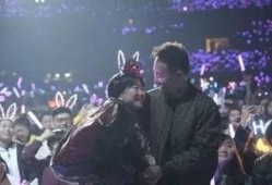 求婚现场变吃瓜现场,网友直呼“太真实”