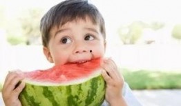 孩子吃瓜的反应,孩子吃瓜的欢乐瞬间