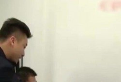 男子翻护栏吃瓜,意外走红网络