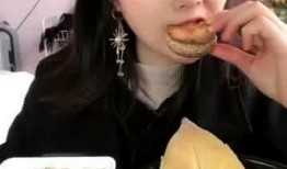 闺蜜吃网纹瓜,甜蜜时光定格美好瞬间