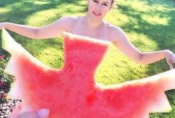 婴儿吃瓜拍照姿势,宝宝吃瓜萌态瞬间捕捉