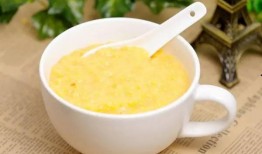 小米和蜜瓜吃蛋糕,甜蜜邂逅，美味共享