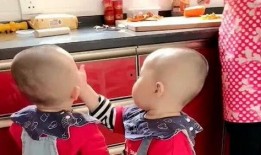 双胞胎吃瓜失控,上演爆笑家庭喜剧