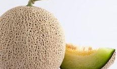 吃哈密瓜帅哥,甜蜜滋味尽在其中