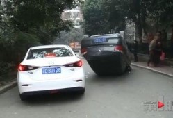 路过吃瓜车翻了,现场情况令人揪心